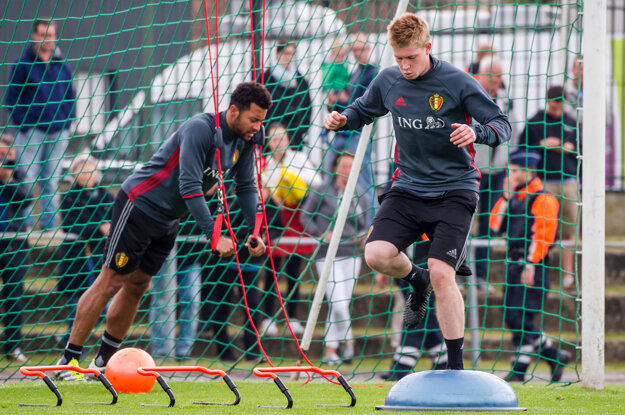 Kevin De Bruyne (vpravo) bude spolu s Edenom Hazardom ofenzívnym ťahúňom Belgicka. De Bruyne mal v tejto sezóne lepšiu formu než Hazard.