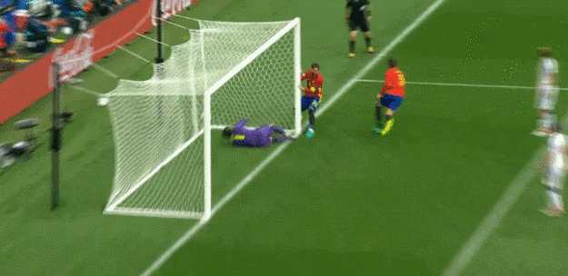 Gerard Piqué predsa len v závere stretnutia prekonal Petra Čecha.