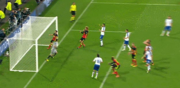 Divock Origi hlavičkoval v šanci nad bránu.