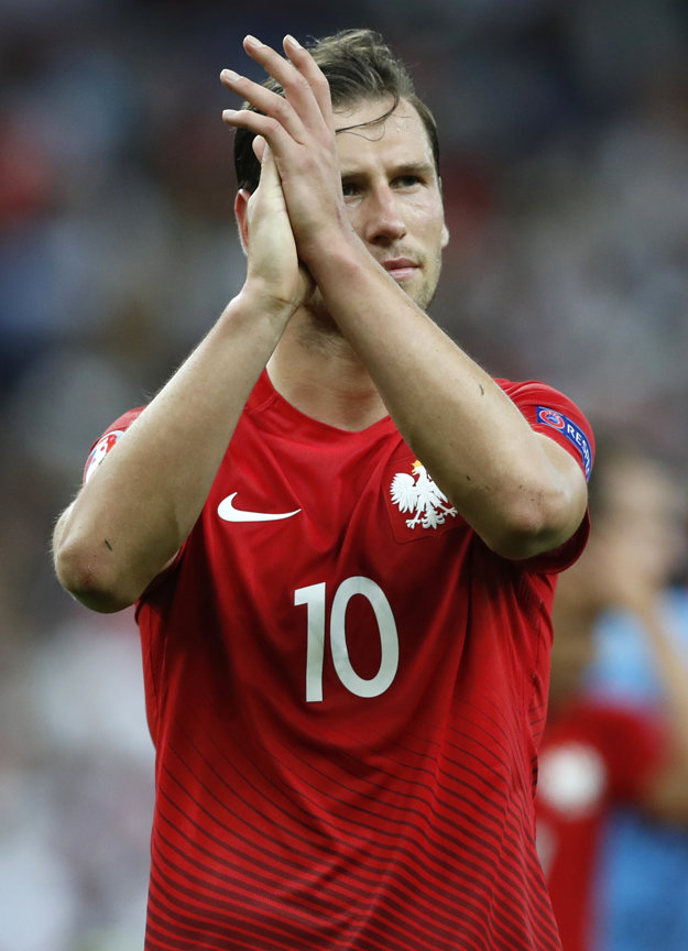 Krychowiak bojuje momentálne v národných farbách na ME vo Francúzsku. Práve do krajiny