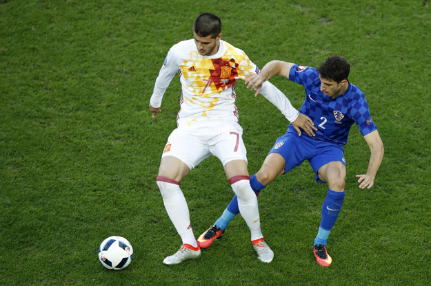 Španiel Alvaro Morata (vľavo) strelil na ME už tri góly.