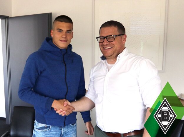 Osemnásťročný Lászlo Bénes prestúpil zo Žiliny do Borussie Mönchengladbach. Jeho tím čaká takisto predkolo LM.