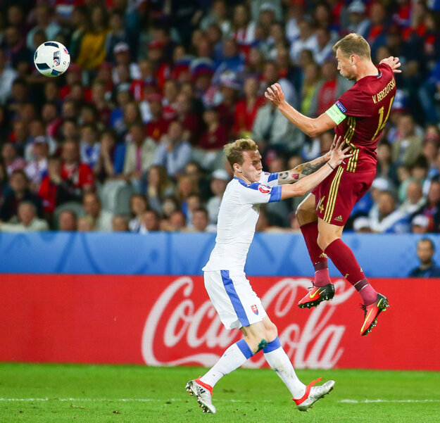Ondrej Duda (vľavo) odtláča Rusa Vasilija Berezuckého.