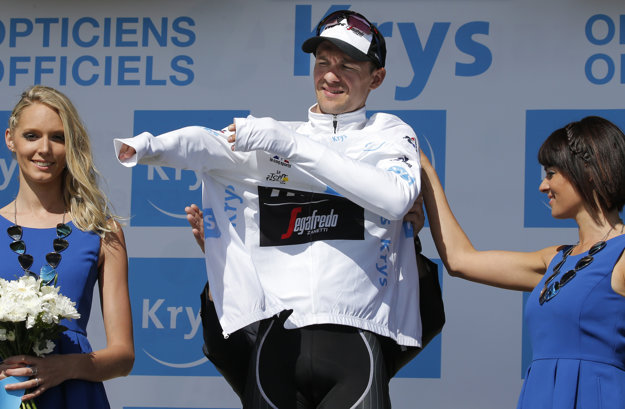 Edward Theuns si po prvej etape obliekol biely dres.