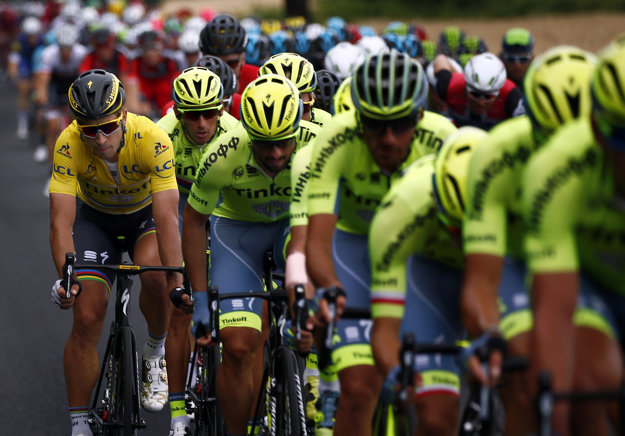 Peter Sagan (vľavo) aj dnes jazdí v žltom tričku vedúceho pretekára.