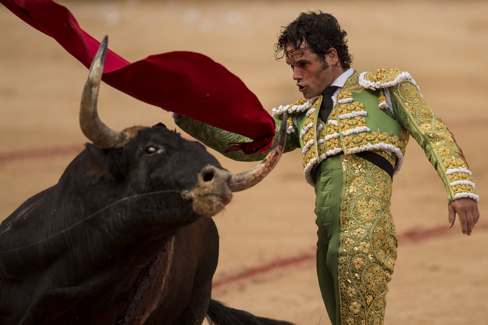 Toreador Miguel Abellan vystupuje počas býčieho zápasu v rámci festivalu San Fermín.