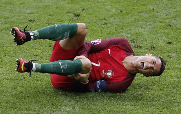 Cristiano Ronaldo sa po zákroku zvíjal v bolestiach.