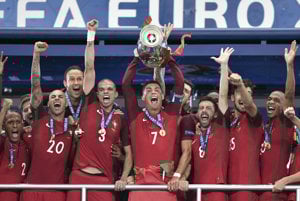 Kapitán Cristiano Ronaldo dvíha nad hlavu majstrovskú trofej.