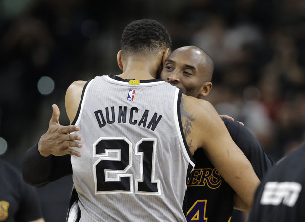 Tim Duncan sa objíma s ďalšou legendou - Kobem Bryantom. Ani jeden z nich už v kariére nepokračuje.