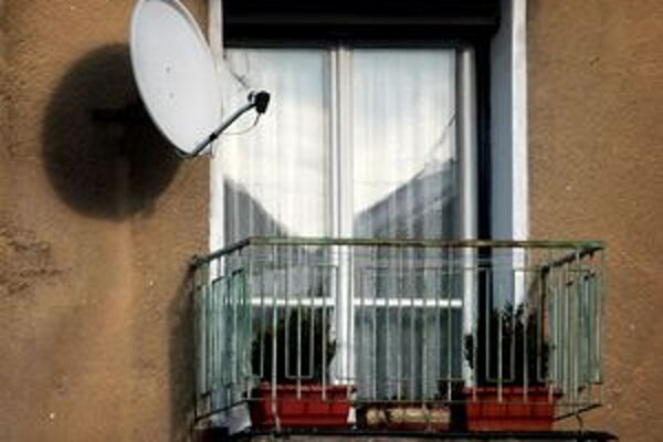 Na domoch pribúdajú pre blížiacu sa digitalizáciu satelity.