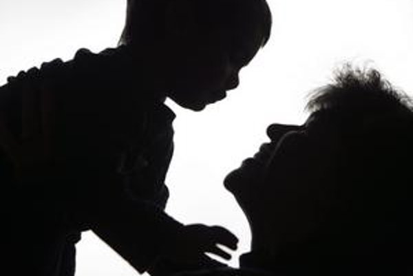 Keď dieťa ochorie, netreba si brať dovolenku. Na desať dní štát zaplatí trochu viac ako polovicu platu.