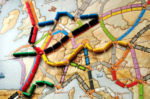 Ticket to Ride: Európa. Na prvý pohľad jednoduchá, no zároveň veľmi taktická hra.