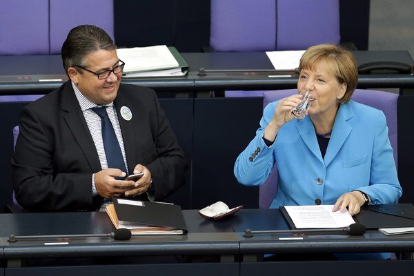 Sigmar Gabriel (vľavo) a Angela Merkelová (vpravo).