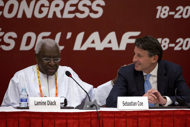 Sebastian Coe (vpravo) so svojim predchodcom Laminom Diackom.
