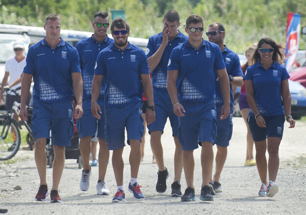 Na snímke rýchlostní kanoisti zľava Erik Vlček (K4 a K2), Vincent Farkas (C1), Peter Gelle (K1), Tibor Linka (K4), Denis Myšák (K4), Juraj Tarr (K4 a K2) a Martina Kohlová (K1) .