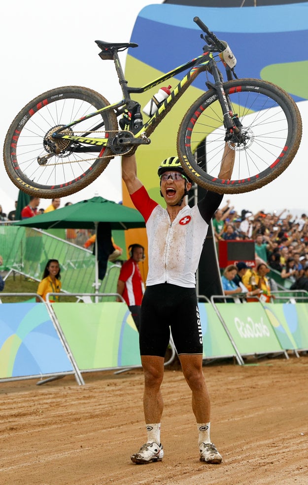 Triumfoval Nino Schurter.