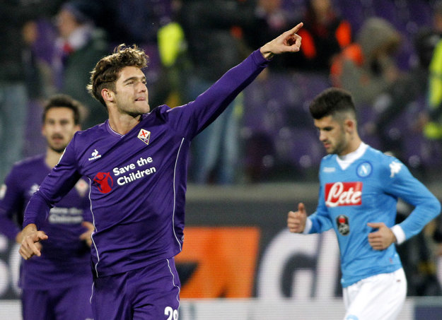 Dispečer obrany Fioerentiny Marcos Alonso mení dres.
