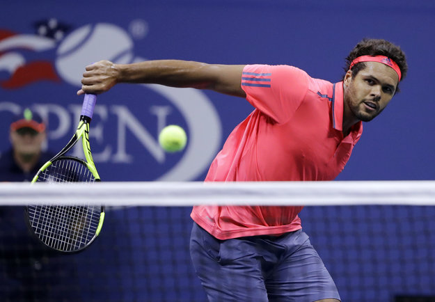 Jo-Wilfried Tsonga odstúpil pre zranenie kolena.