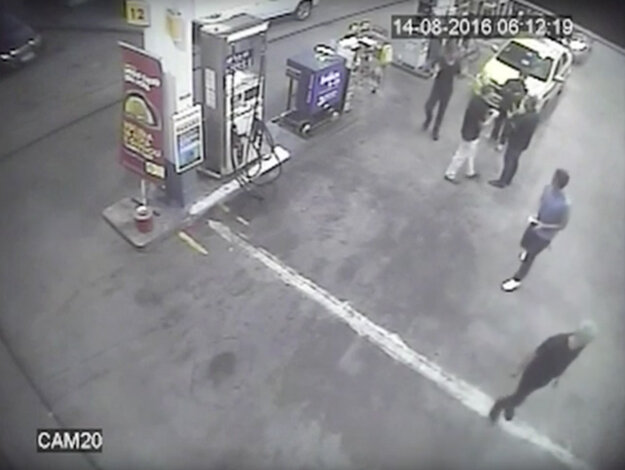 Zábery z priemyselnej kamery zachytili štvoricu amerických plavcov na pumpe v Riu.