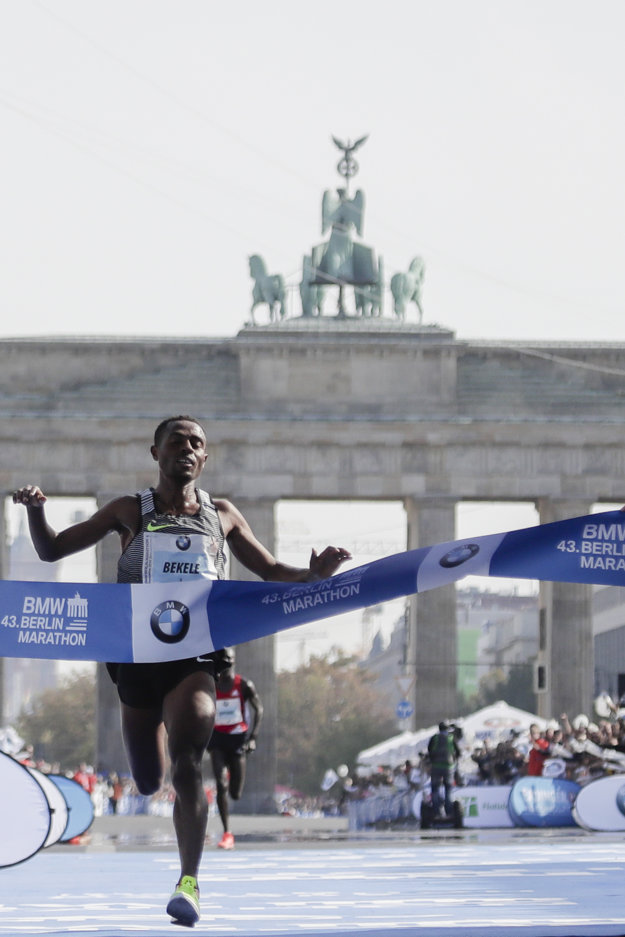Kenenisa Bekele prechádza cieľom Berlínskeho maratónu.