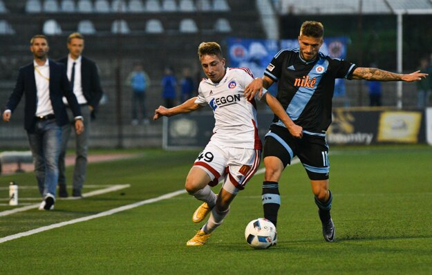 Milan Kvocera z AS Trenčín (vľavo) a Filip Oršula z ŠK Slovana Bratislava.