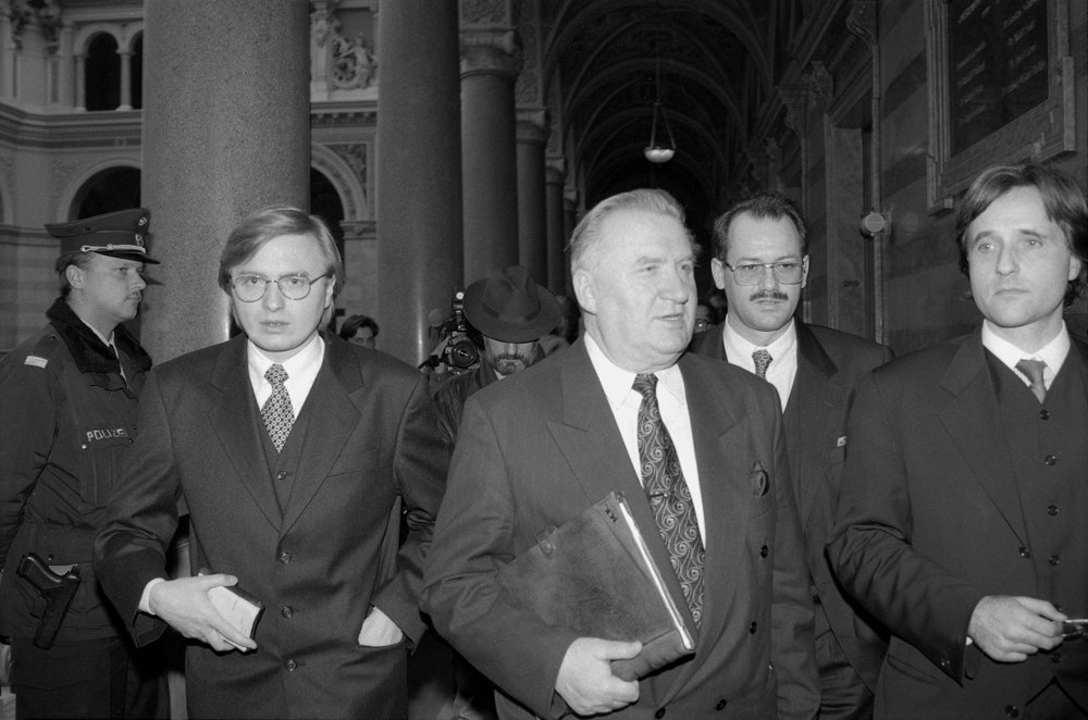 Vyšší krajinský súd vo Viedni 20. februára 1996 rozhodol, že rakúske justičné orgány nevydajú Michala Kováča mladšieho do Nemecka. Na snímke zľava: Michal Kováč mladší, prezident Slovenskej republiky Michal Kováč, Ján Havlát a Elmar Kresbach vychádzajú zo súdnej siene po vynesení rozsudku.