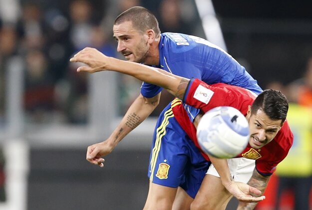 Talian Leonardo Bonucci (vľavo) a Španiel Vitolo.