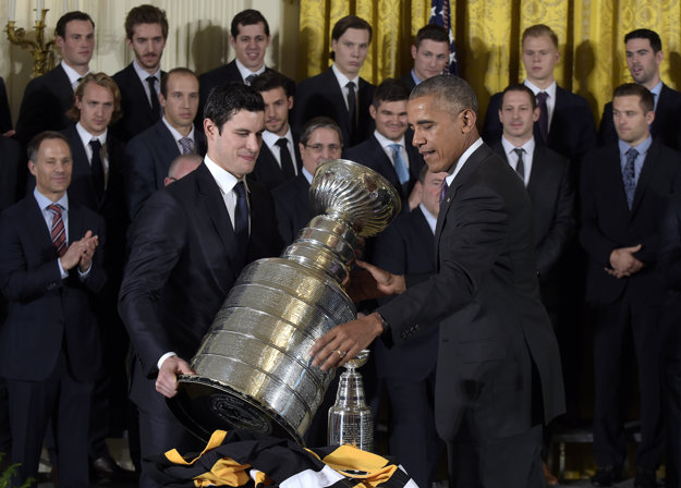 Barack Obama (vpravo) a Sidney Crosby.