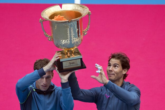 Rafael Nadal (vpravo) uspel vo štvorhre v Pekingu.