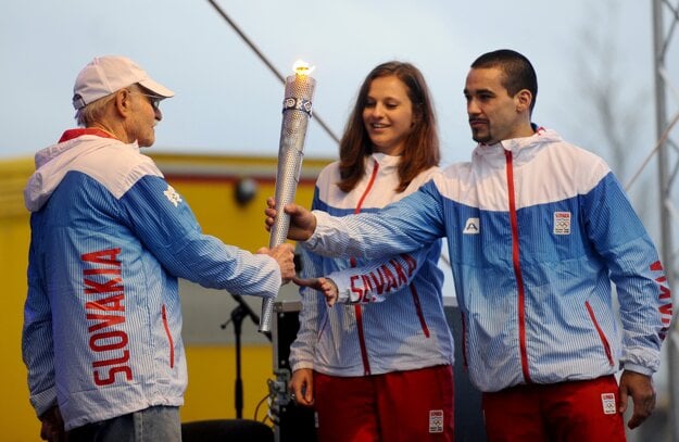 Ján Matocha (vľavo) odovzdáva olympijský oheň v Londýne Danke Bartekovej a Samuelovi Piaseckému.