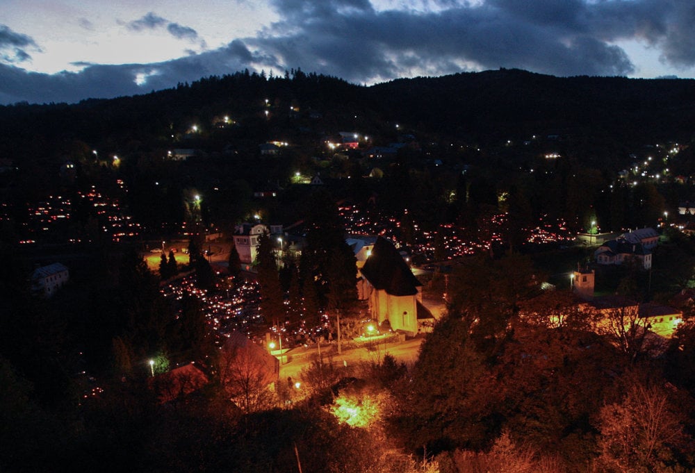 Banská Štiavnica má štrnásť cintorínov, na niektorých sa už nepochováva. Počas dušičkových sviatkov sa však každý rok rozsvietia.