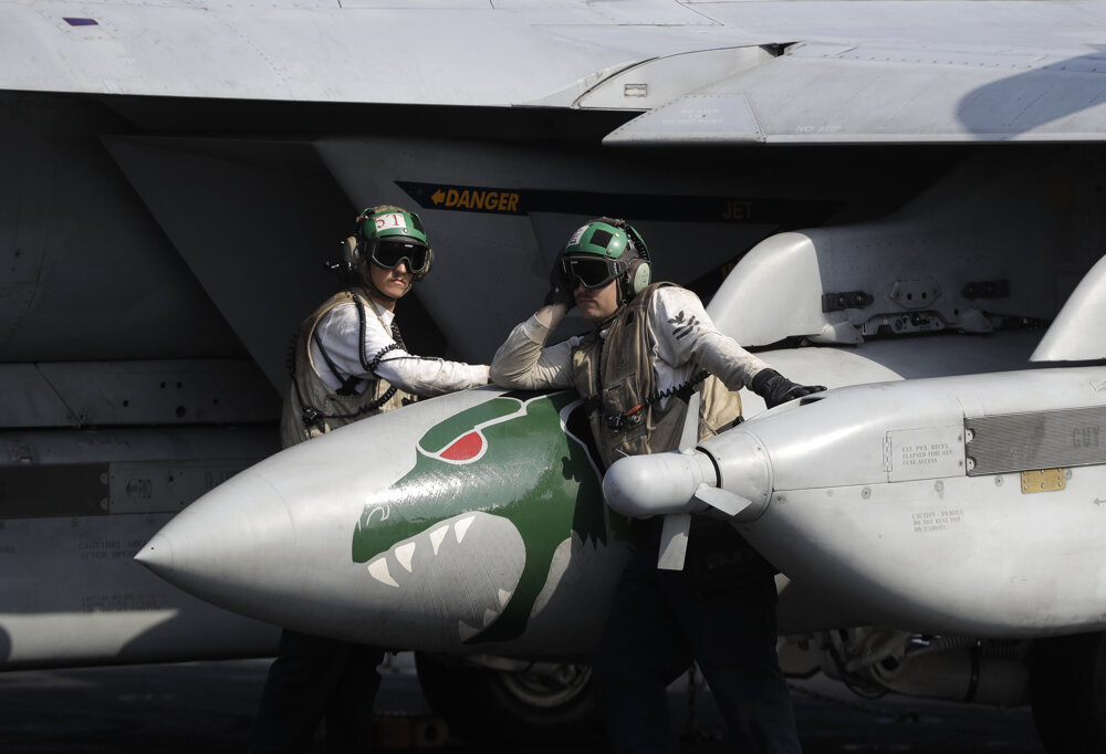 Palubný personál americkej lietadlovej lode USS Dwight D. Eisenhower počas prípravy lietadiel  F-18 Super Hornet. FOTO - TASR/AP