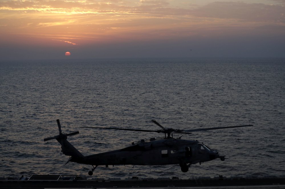 Vrtuľník amerického námorníctva UH-60 Black Hawk štartuje z americkej lietadlovej lode . FOTO - SITA/AP