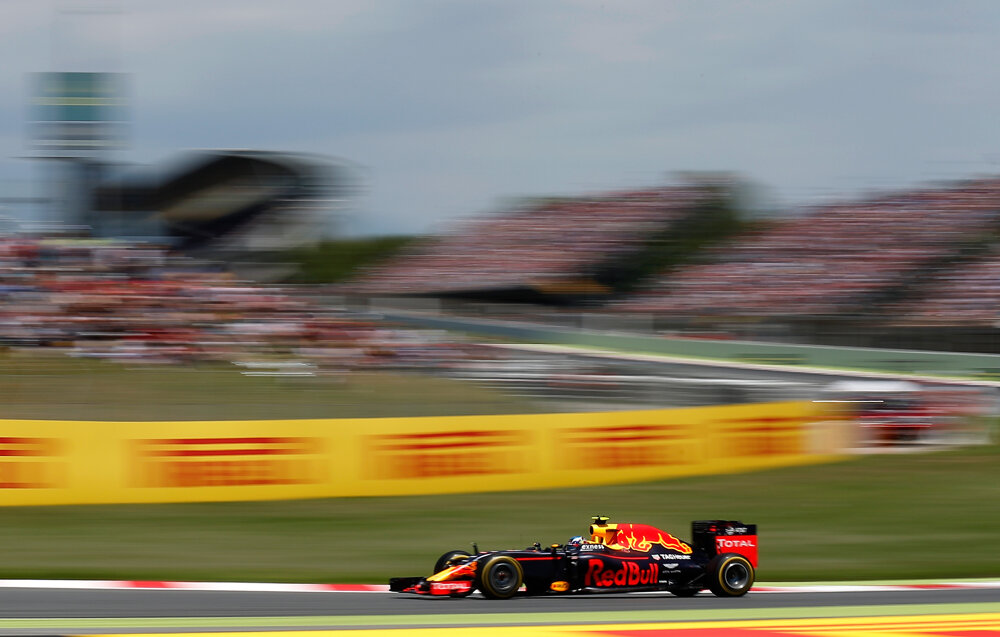 Max Verstappen na okruhu v Barcelone.