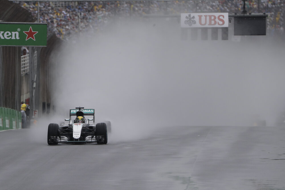 Lewis Hamilton v daždi na Veľkej cene Barzílie.