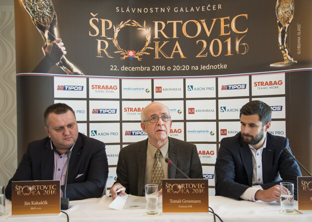 Na snímke zľava Ján Kakaščík z B&D Agency, predseda Klubu športových redaktorov (KŠR) Tomáš Grossman a Marek Jusko z B&D Agency.