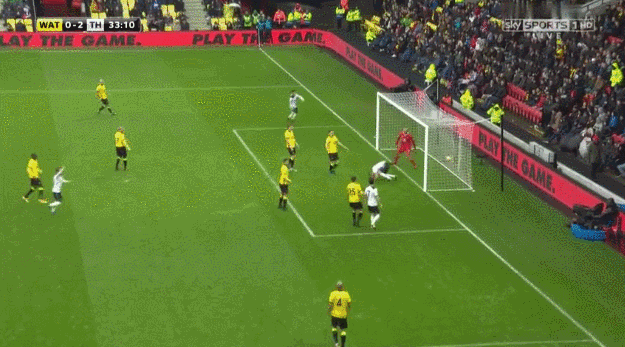 Harry Kane strieľa svoj druhý gól v zápase.