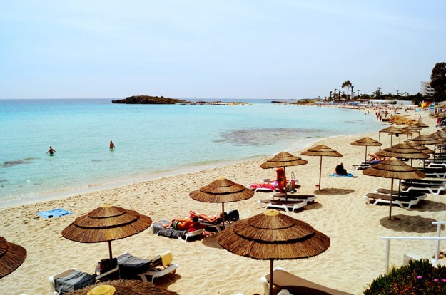 Jedna z top pláži na Južnom Cypre, Nissi Beach v Agia Napa.