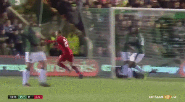 Lucas Leiva skóruje do siete Plymouthu.