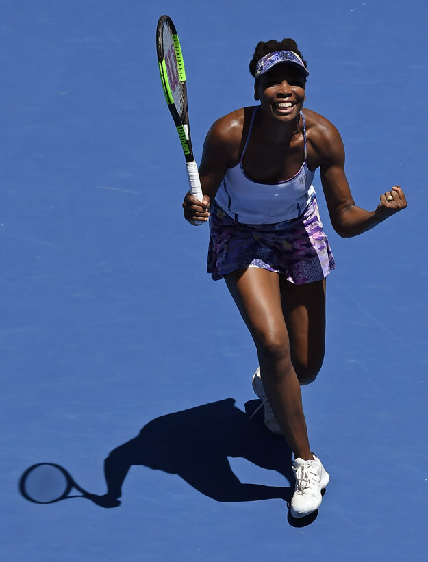 Venus Williamsová oslavuje postup do semifinále.