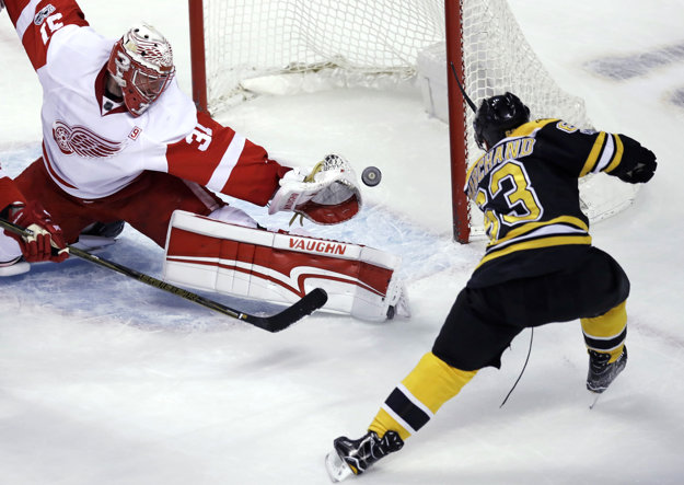 Druhá hviezda týždňa Brad Marchand skóruje do siete Detroitu.