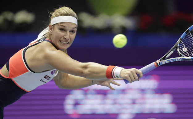 Slovenská tenistka Dominika Cibulková odvracia loptičku Kazaške Julii Putincevovej vo štvrťfinále dvojhry na tenisovom turnaji WTA v Petrohrade.