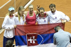 Na snímke víťazný fedcupový tím Slovenska, sprava kapitán Matej Lipták, Jana Čepelová, Rebecca Šramková, Anna Karolína Schmiedlová a Daniela Hantuchová.