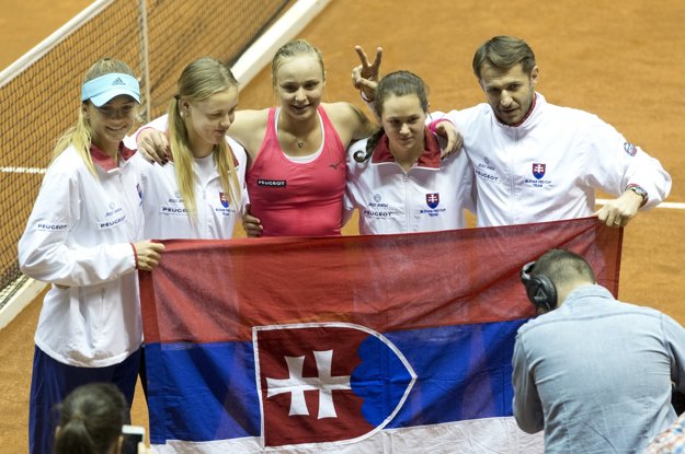 Na snímke víťazný fedcupový tím Slovenska, sprava kapitán Matej Lipták, Jana Čepelová, Rebecca Šramková, Anna Karolína Schmiedlová a Daniela Hantuchová.