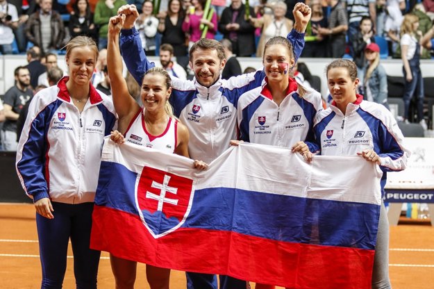 Dominika Cibulková (druhá zľava) uviedla, že tento rok sa vo Fed Cupe nepredstaví.