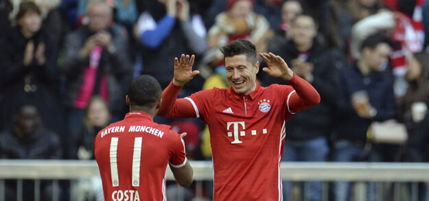 Robert Lewandowski (vpravo) v štrnástich bundesligových dueloch nastrieľal Hamburgu dvanásť gólov.