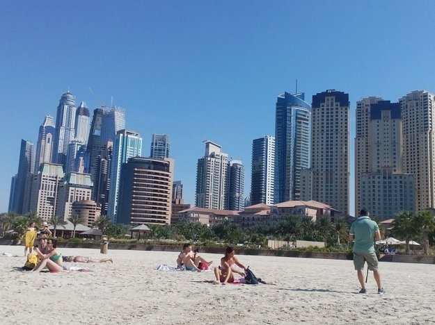 Slávna Nassimi Beach v Dubaji.