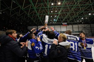 Hráči Detvy s majstrovskou trofejou pre víťaza I. ligy