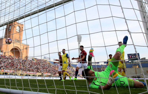 Hráč Bologne Simone Verdi skóruje do siete Chieva Verona.