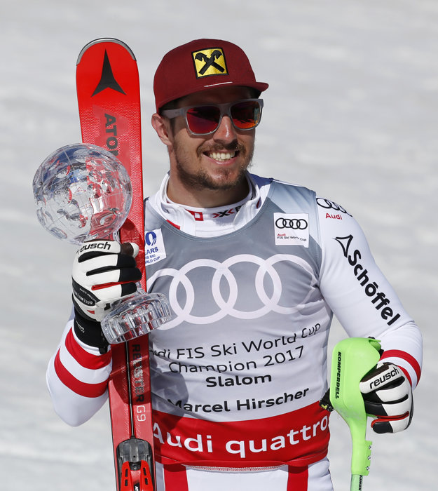 Marcel Hirscher si v nedeľu prevzal aj malý glóbus za celkové víťazstvo v hodnotení slalomu.